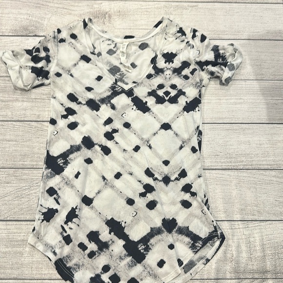 🍋Women’s Lululemon Love Tee II size 2🍋 - Picture 2 of 10